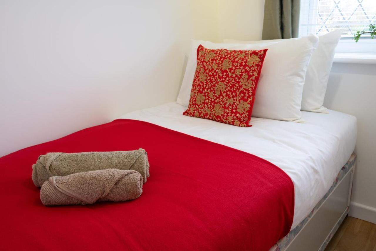 Beautiful House In South Cambridge, 14-Min Drive To The City Centre, Free Parking, No Sofabeds, Sleeps 6 Exterior foto