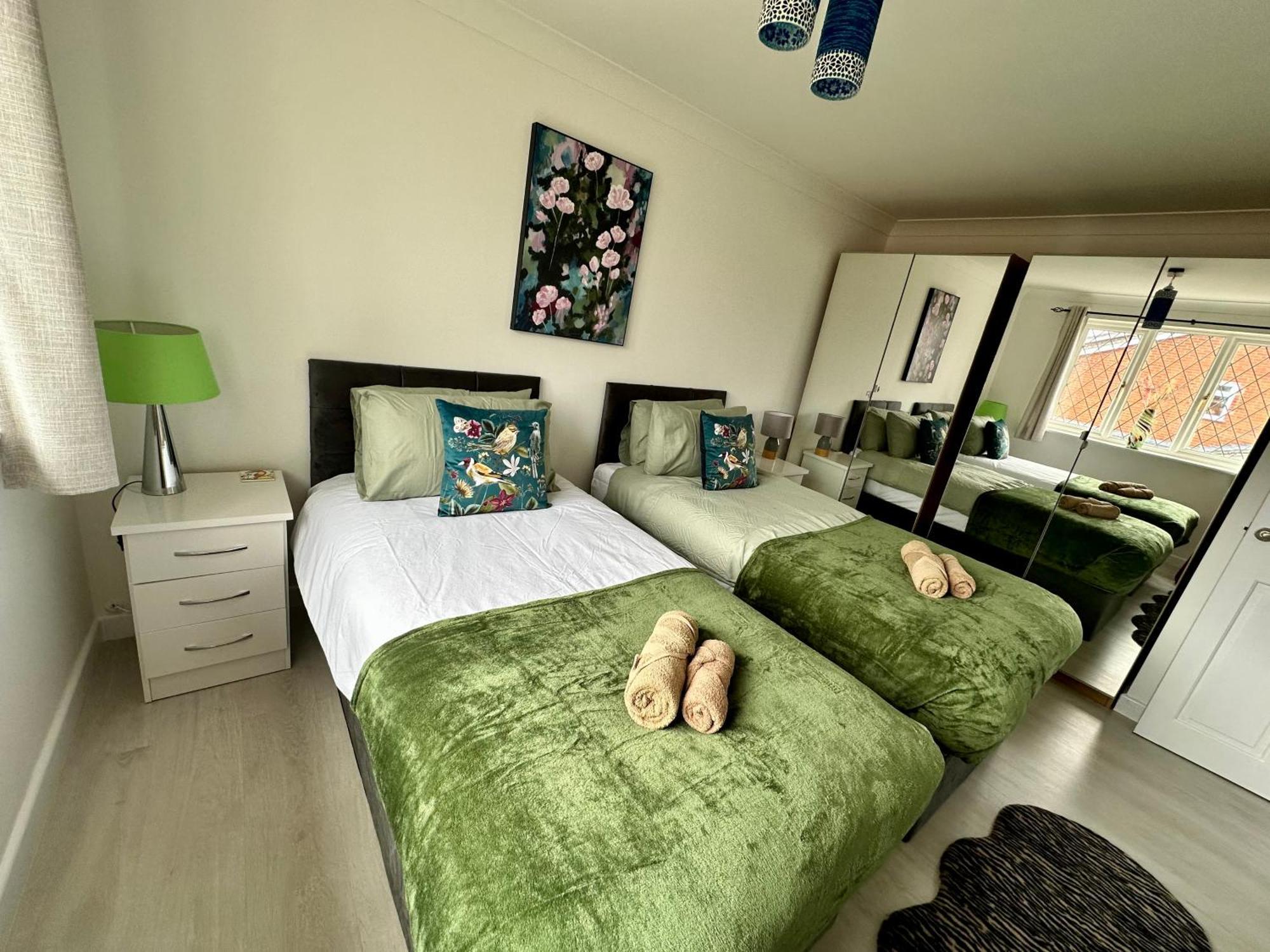 Beautiful House In South Cambridge, 14-Min Drive To The City Centre, Free Parking, No Sofabeds, Sleeps 6 Exterior foto